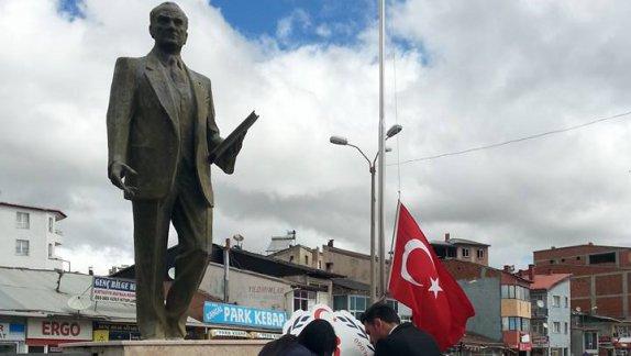 19 Mayıs Atatürk´ü Anma, Gençlik ve Spor Bayramı münasebetiyle ilçemizde Atatürk Anıtı´na Çelenk Sunma Programı gerçekleştirildi.