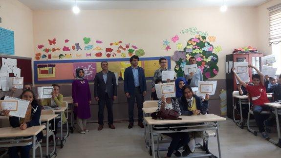 İlçe Kaymakamımız Sayın Sinan Aşcı , İlçe Milli Eğitim Müdürümüz Bünyamin Özdemir ile birlikte Mehmet Salih Şirin okulu öğrencilerinin karne heyecanına ortak oldu