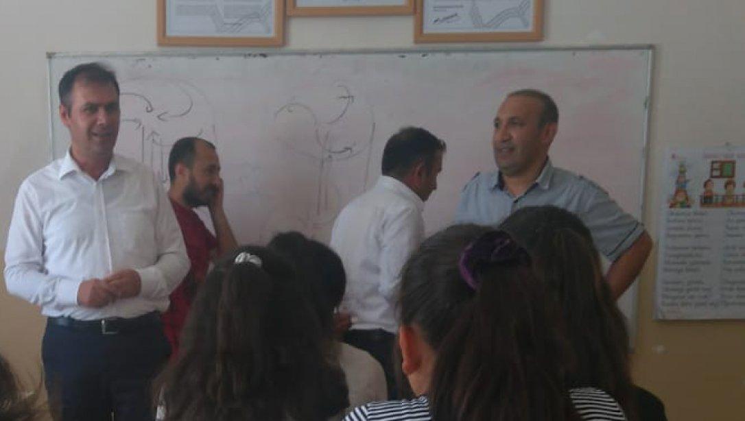 İlçe Milli Eğitim Müdürümüz Sayın Mustafa ALKAN Şehit Üzeyir Gençdoğmuş Ortaokulunda Yaz Kurslarında Bulunan Öğrencileri Ziyaret Etti