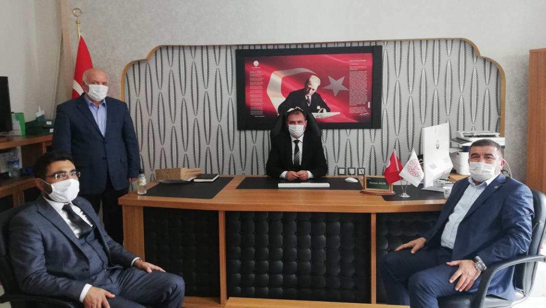 Eğitim Bir-Sen Sivas Şube Başkanı Halil İbrahim Temiz ve Yönetim Kurulu, İlçe Milli Eğitim Müdürümüz Mustafa Alkan'ı Ziyaret Etti.
