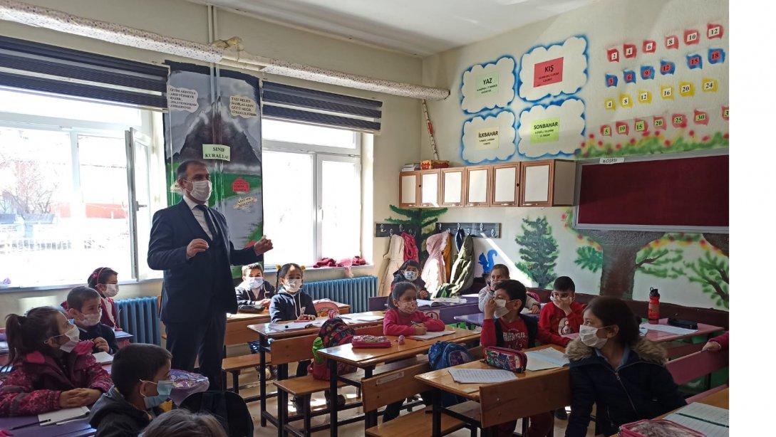 İlçe Milli Eğitim Müdürümüz Mustafa Alkan Yüz Yüze Eğitime Başlayan Okullarımızda Öğrencilerle Bir Araya Geldi.