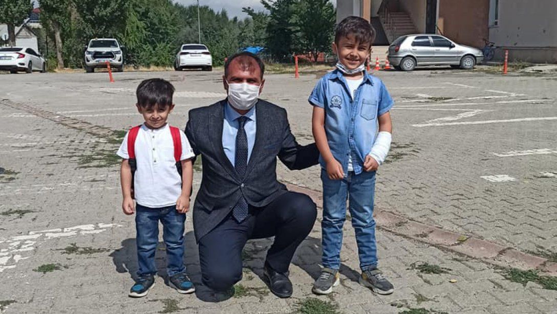 İlçe Milli Eğitim Müdürümüz Mustafa Alkan, Uyum Haftası dolayısıyla Kangal Anaokulu ve Atatürk İlkokulunu ziyaret ederek öğrenci ve öğretmenlerle bir araya geldi.