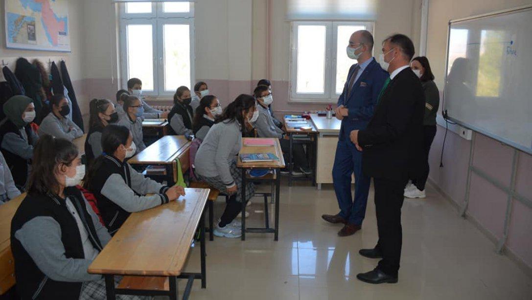 İlçemiz Kaymakamı Sayın Ahmet Fatih Sungur ve İlçe Milli Eğitim Müdürümüz Mustafa Alkan Cumhuriyet Ortaokulunu Ziyaret Ettiler.