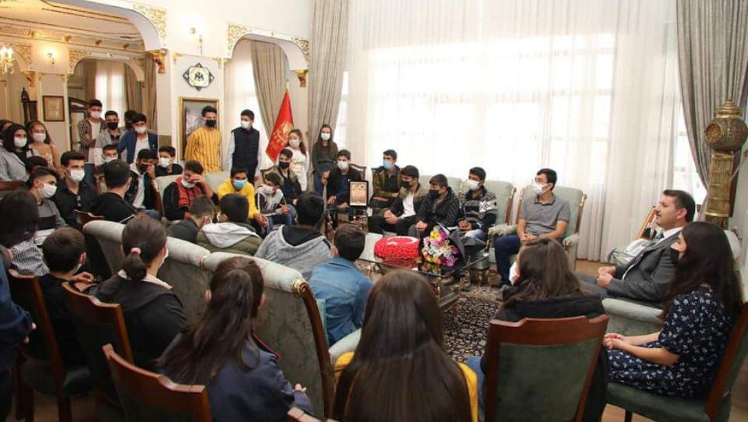 İlçemiz Şehit Mustafa Karakurt Anadolu Lisesi öğrencileri, öğretmenleri eşliğinde Kaymakamımız Sayın Ahmet Fatih Sungur'un destekleriyle İlimiz Merkezine geziye gönderildi.