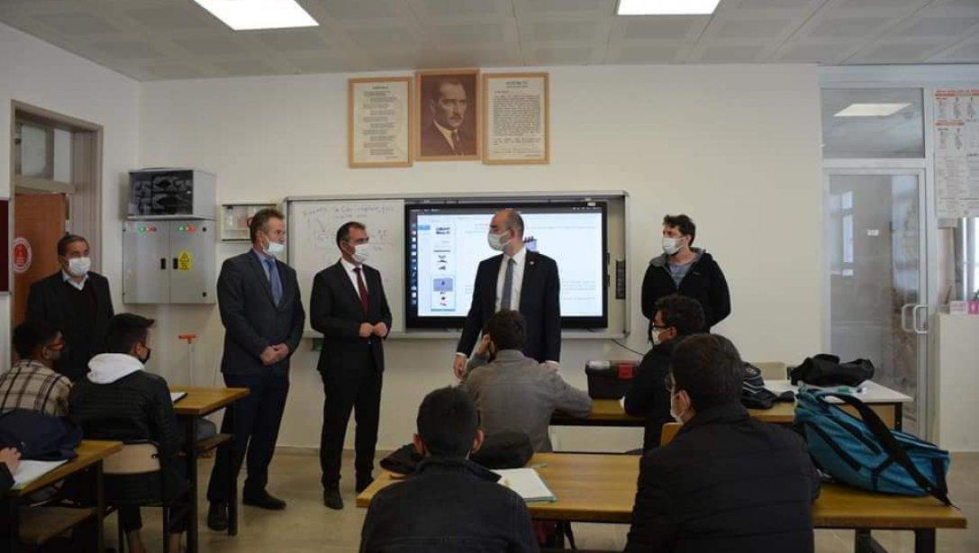 İlçemiz Kaymakamı Sayın Ahmet Fatih Sungur ve İlçe Milli Eğitim Müdürümüz Mustafa Alkan Ayşe Nuriye Taşbaşı Mesleki ve Teknik Anadolu Lisesini ziyaret ettiler. 