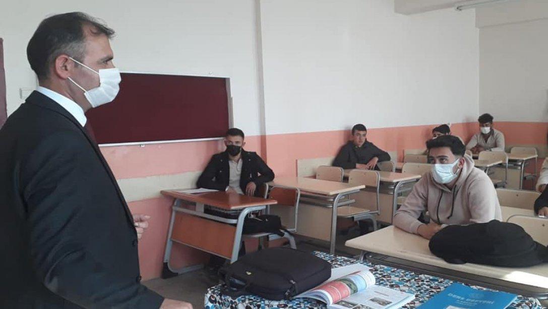 İlçe Milli Eğitim Müdürümüz Mustafa Alkan Anadolu İmam Hatip Lisesini ziyaret ederek öğrenci ve öğretmenlerimizle bir araya geldi.