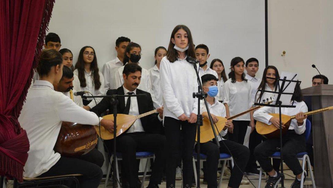 24 Kasım Öğretmenler Günü dolayısıyla Ayşe Nuriye Taşbaşı Mesleki ve Teknik Anadolu Lisesinde kutlama programı düzenlendi.