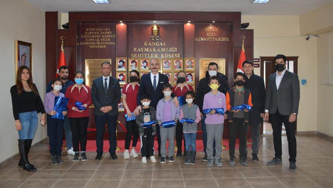 Kaymakamımız Sayın Ahmet Fatih Sungur, 10 Aralık İnsan Hakları Günü dolayısıyla ilçemiz okullarında düzenlenen resim, şiir ve kompozisyon yarışmasında derereceye giren öğrencilerimize hediyelerini takdim etti.