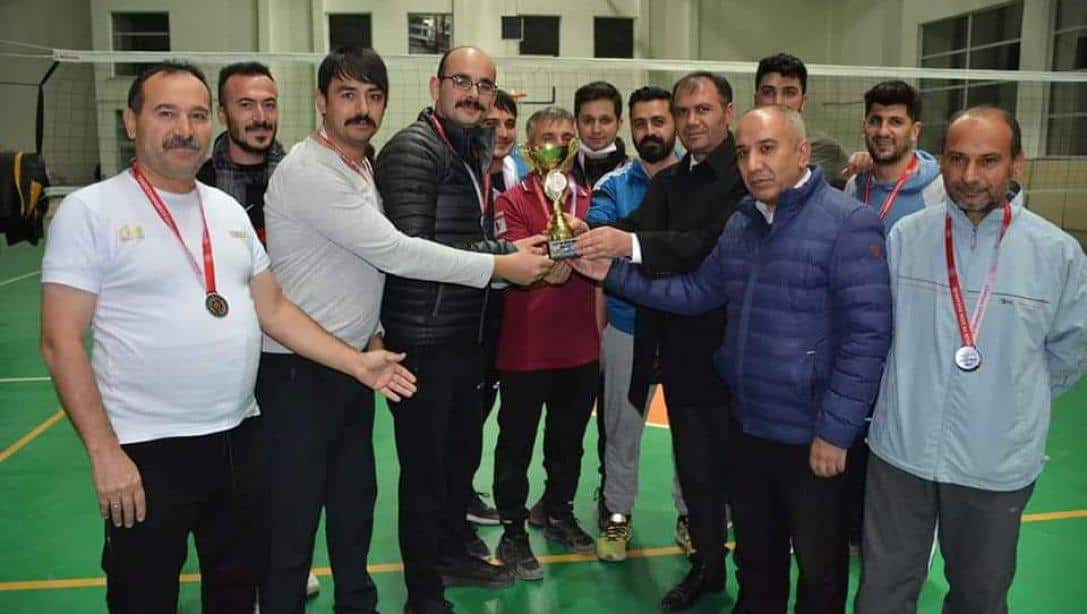 Kaymakamlığımız himayelerinde düzenlenen Kurumlar Arası Voleybol Turnuvasında  16 takım arasından 75. Yıl Ortaokulu şampiyon oldu.