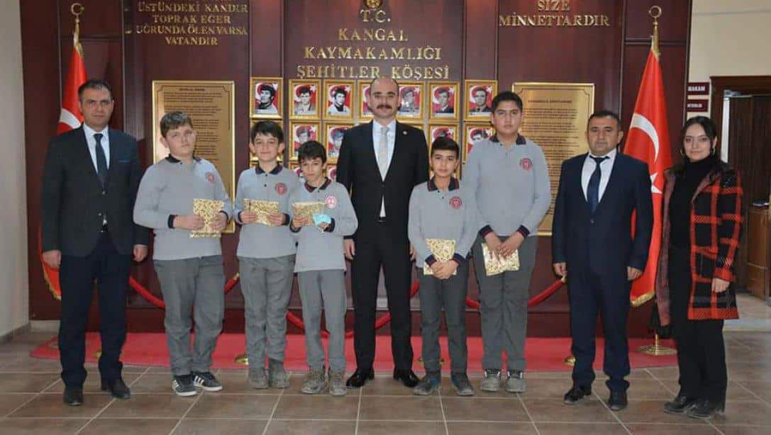 Satranç Turnuvasında dereceye giren Şehit Üzeyir Gençdoğmuş Ortaokulu öğrencileri İlçe Milli Eğitim Müdürümüz Mustafa Alkan'la Kaymakamımız Sayın Ahmet Fatih SUNGUR'u makamında ziyaret etti. 