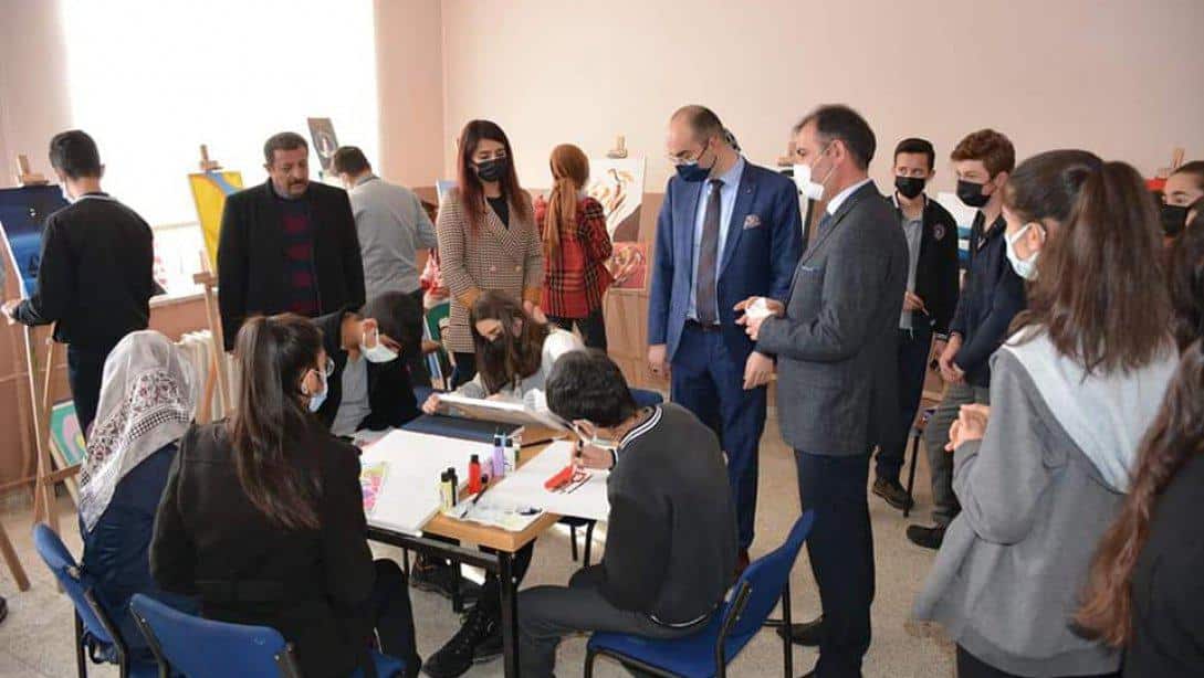 Kaymakamımız Sayın Ahmet Fatih Sungur ve İlçe Milli Eğitim Müdürümüz Mustafa Alkan Şehit Hakkı Doğan Anadolu Lisesini ziyaret ederek öğrenci ve öğretmenlerimizle bir araya geldi. 
