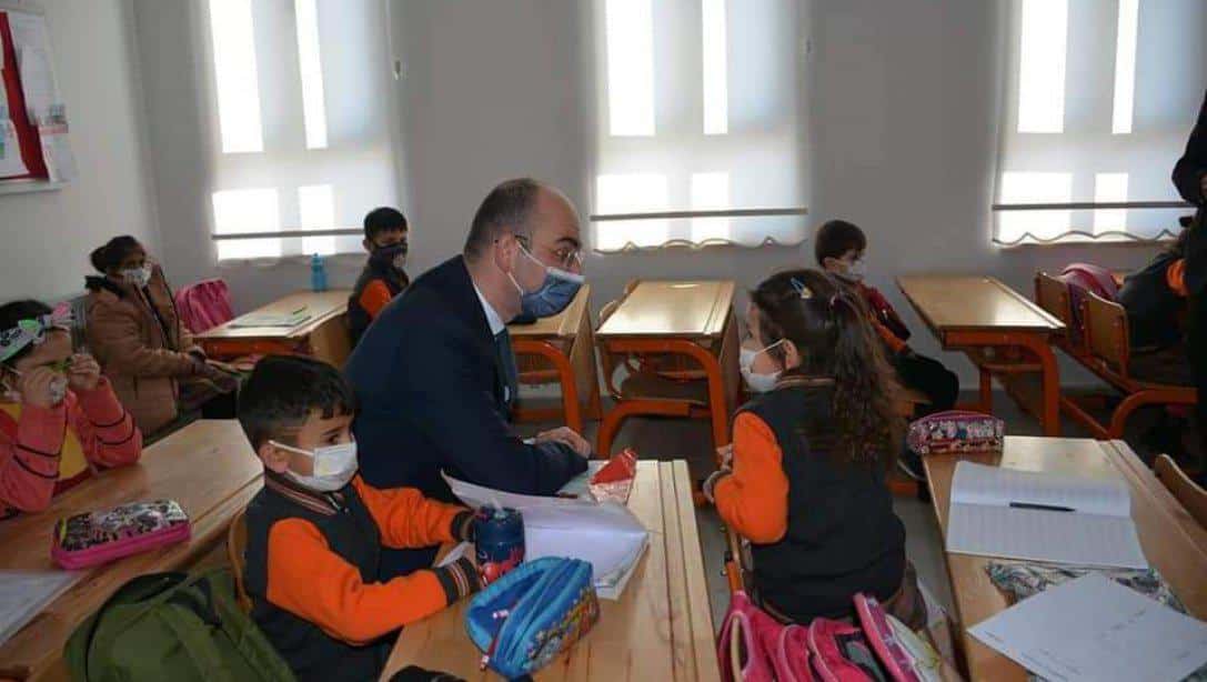 Kaymakamımız Sayın Ahmet Fatih SUNGUR, İlçe Milli Eğitim Müdürümüz Mustafa ALKAN ile birlikte  15 günlük tatilin ardından Mehmet Salih Şirin İlkokulu-Ortaokulu'nu ziyaret ederek yeniden okulla buluşan öğrencilerin heyecanına ortak oldu.