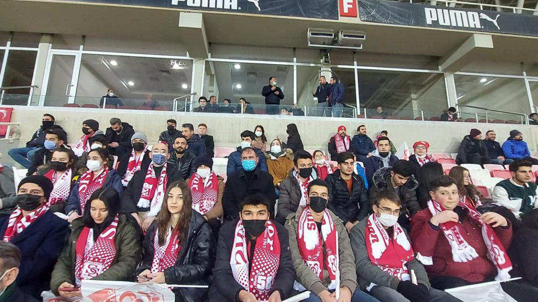 Kaymakamımız Sayın Ahmet Fatih Sungur ve İlçe Milli Eğitim Müdürümüz Mustafa Alkan öğrencilerimizin yanında Sivassporumuzu desteklemek üzere stadyumda yerlerini aldılar. 