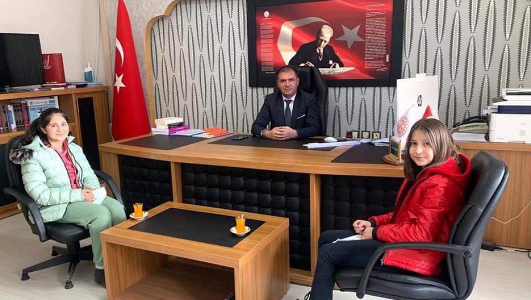 Atatürk Ortaokulu öğrencileri Okul Müdürü Erkan Alacalar eşliğinde İlçe Milli Eğitim Müdürümüz Mustafa Alkan'ı ziyaret ederek okulda hazırlık çalışmaları yaptıkları geri dönüşüm kütüphanesi ve diğer çalışmalar hakkında bilgi verdiler. 