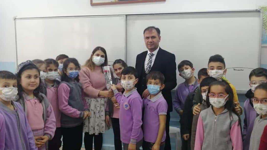 İlçe Milli Eğitim Müdürümüz Mustafa Alkan, 8 Mart Dünya Kadınlar Günü münasebetiyle kadın öğretmenlerimizi ve kadın personellerimizi okullarında ziyaret etti. 