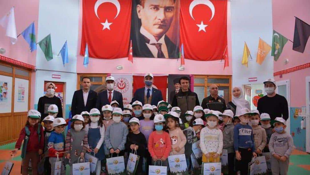 Kaymakamımız Sayın Ahmet Fatih Sungur ve İlçe Milli Eğitim Müdürümüz Mustafa Alkan Kangal Anaokulu'nda düzenlenen 21-26 Mart Orman Haftası etkinliklerine katıldı. 