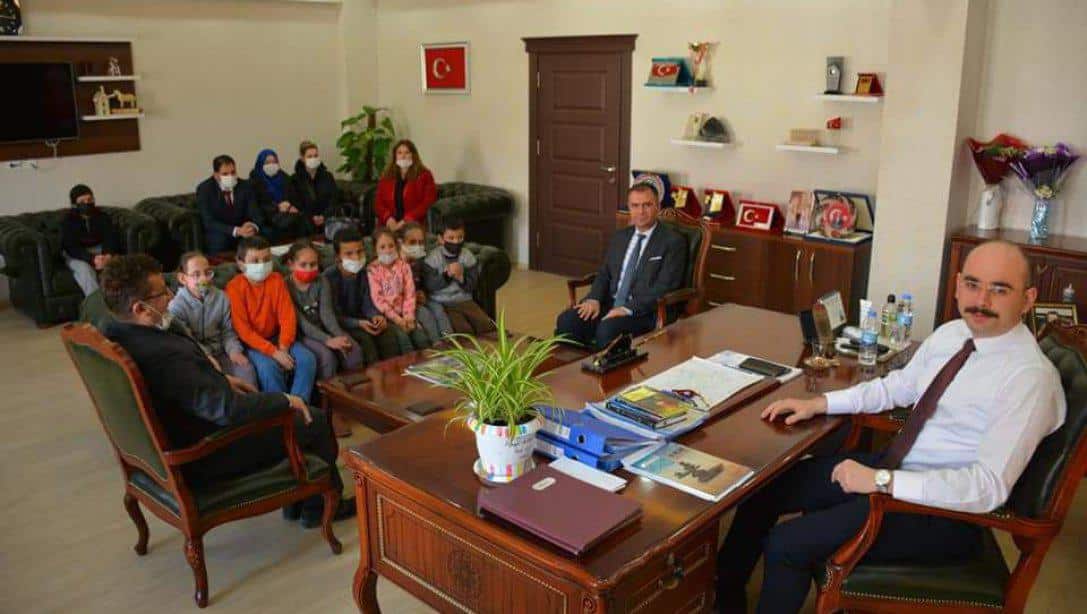 Kangal Atatürk İlkokulu Özel Eğitim Sınıfı öğrencilerimiz İlçe Milli Eğitim Müdürümüz Mustafa Alkan ile birlikte Kaymakamımız Sayın Ahmet Fatih Sungur'u makamında ziyaret ettiler. 