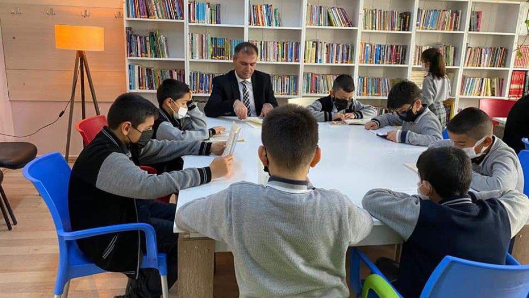 İlçe Milli Eğitim Müdürümüz Mustafa Alkan Sivas İçin Kitap Vakti'nde Cumhuriyet Ortaokulu öğrencilerimizle bir araya gelerek Kütüphanede kitap okuma etkinliğine katıldı. 