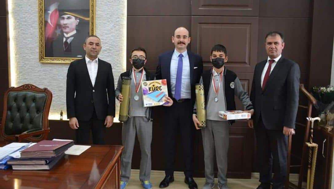 Sivas'ta düzenlenen Akıl ve Zeka Oyunları yarışmalarında dereceye giren öğrenciler, İlçe Milli Eğitim Müdürümüz Mustafa Alkan ile birlikte Kaymakamımız Sayın Ahmet Fatih Sungur'u makamında ziyaret ettiler.