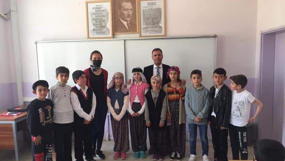 İlçe Milli Eğitim Müdürümüz Mustafa Alkan Temel Eğitimde 10000 Okul Projesi kapsamına alınan Alacahan İlkokulu-Ortaokulunu ziyaret ederek öğrenci ve öğretmenlerimizle bir araya geldi.