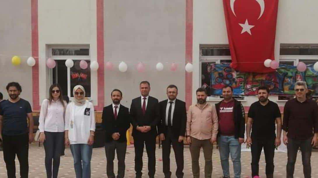 İlçe Milli Eğitim Müdürümüz Mustafa Alkan 75.Yıl İlkokulunda düzenlenen 23 Nisan Ulusal Egemenlik ve Çocuk Bayramı etkinliklerine katıldı.