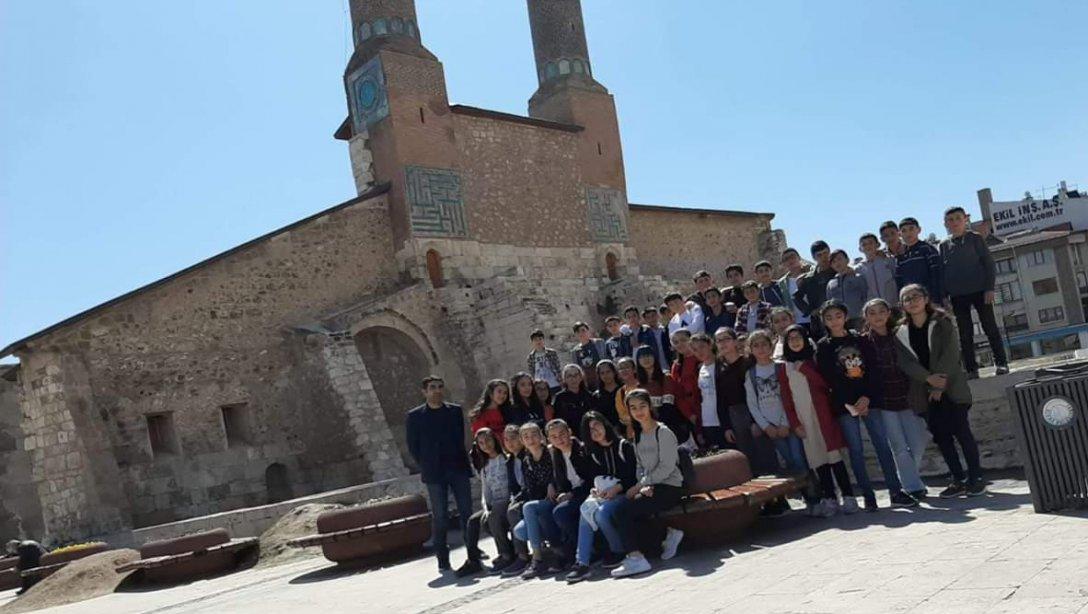 Şehit Üzeyir Gençdoğmuş Ortaokulu Öğrencilerimizin Sivas Gezisi